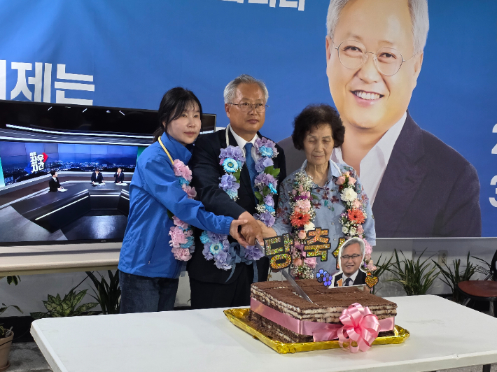 더불어민주당 김정중 양양군수 후보가 가족과 당선의 기쁨을 나누고 있다. 김 후보 캠프 제공