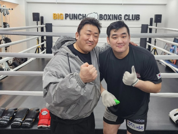 배우 마동석(사진 왼쪽)과 심건오. 심건오 SNS 사진 캡처