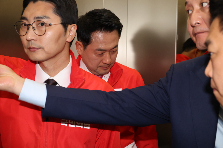 장동혁 국민의힘 상임선거대책위원장이 3일 서울 여의도 중앙당사 개표 상황실에서 제9회 전국동시지방선거 및 6.3 국회의원 재보궐선거 방송사 출구조사 결과를 지켜본 뒤 집무실로 가기위해 엘리베이터를 타고 있다. 윤창원 기자