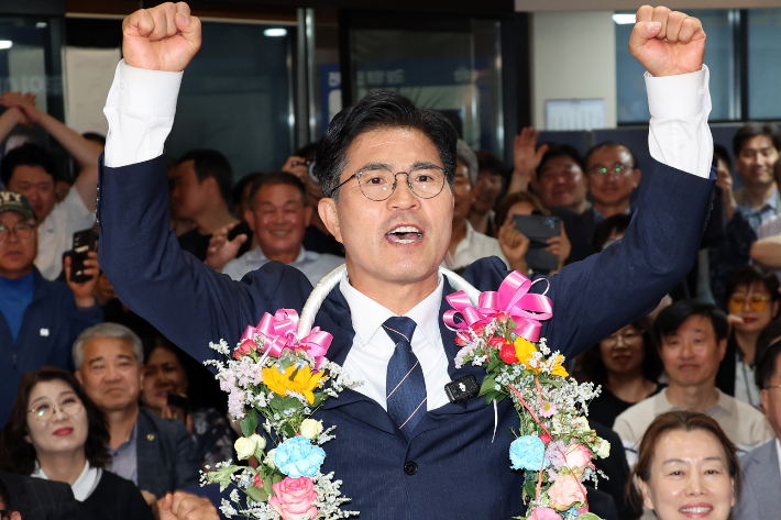 제9회 전국동시지방선거에서 전북도지사 당선이 유력한 더불어민주당 이원택 후보가 4일 꽃목걸이를 목에 걸고 환호하고 있다. 연합뉴스