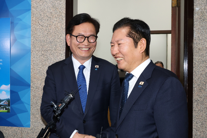 더불어민주당 정청래 대표와 송영길 인천 연수갑 재보궐 당선자. 황진환 기자