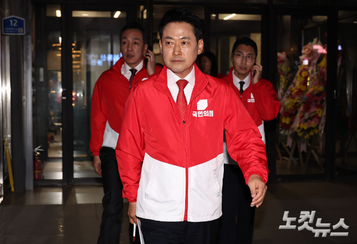 장동혁 국민의힘 대표가 3일 밤 기자회견을 마치고 중앙선관위원회로 향하고 있다. 윤창원 기자