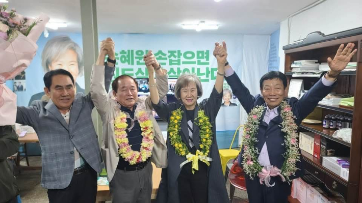손혜원 후보의 목포시의원 당선이 확실시된 3일 밤, 손 당선인과 관계자들이 후보자 캠프에서 기뻐하고 있다. 손 당선인 제공