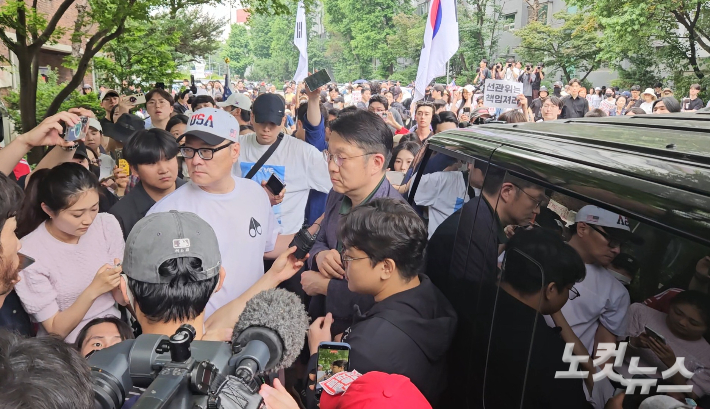 시위대로부터 포위된 김범진 서울시선관위 사무처장. 이원석 기자 