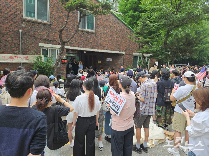 4일 오후 12시 서울 송파구 잠실7동 제2투표소가 설치된 우성아파트 경로당을 시위대가 둘러싸고 있다. 이원석 기자