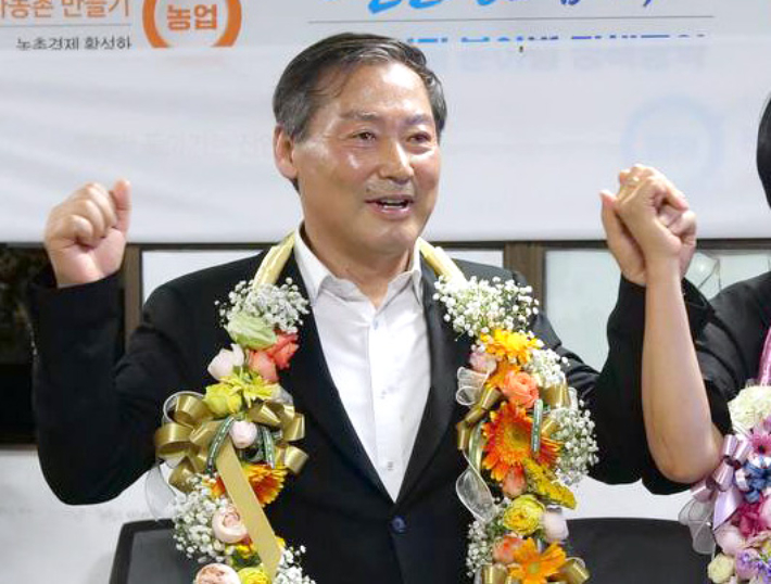전춘성 전북 진안군수 후보가 3일 치러진 지방선거에서 당선이 확실시되자 환호하고 있다. 연합뉴스