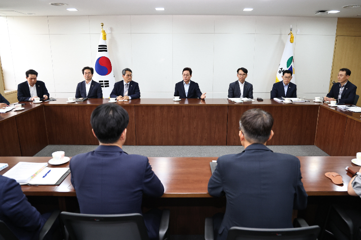 박완수 경남지사, 간부 공무원 티타임 회의. 경남도청 제공 