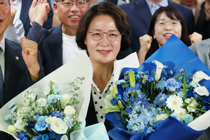 꽃다발 들고 기뻐하는 추미애 당선인. 연합뉴스