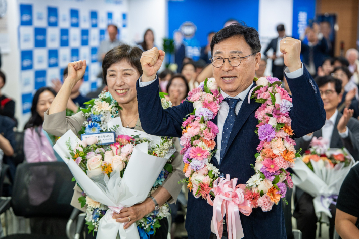 정근식 서울시교육감 후보가 4일 서울 종로구 선거캠프에서 당선이 유력시되자 배우자 은영 씨와 기뻐하고 있다. 정근식 후보 측 제공