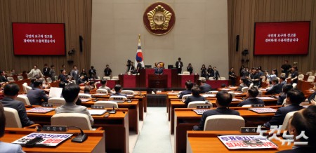 국민의힘 송언석 원내대표가 4일 서울 여의도 국회에서 열린 긴급 의원총회에서 발언을 하고 있다.