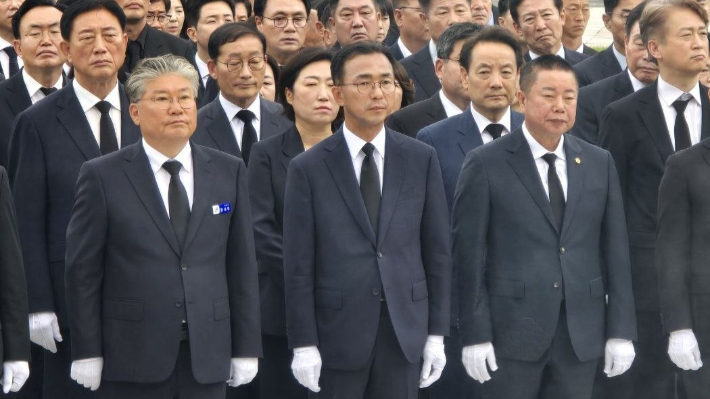서영학(가운데) 여수시장 당선인이 더불어민주당 인사들과 함께 국립5·18민주묘지에서 참배하고 있다. 서영학 선거사무소 제공