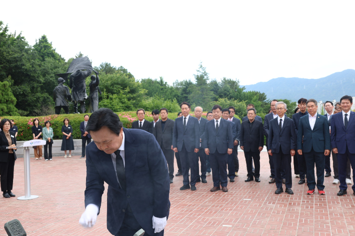 충혼탑에 참배하는 강기윤 당선인. 강기윤 후보 캠프 제공