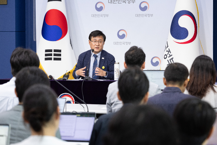 김성환 기후에너지환경부장관이 4일 정부서울청사 별관에서 정부 출범 1주년 관련 출입기자단 간담회를 진행하는 모습. 기후부 제공