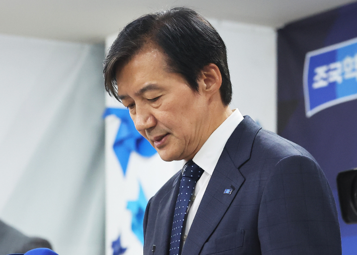 경기 평택을 국회의원 재선거에 출마한 조국혁신당 조국 후보가 4일 경기도 평택시 선거사무소에서 선거 패배를 인정하고 있다. 연합뉴스