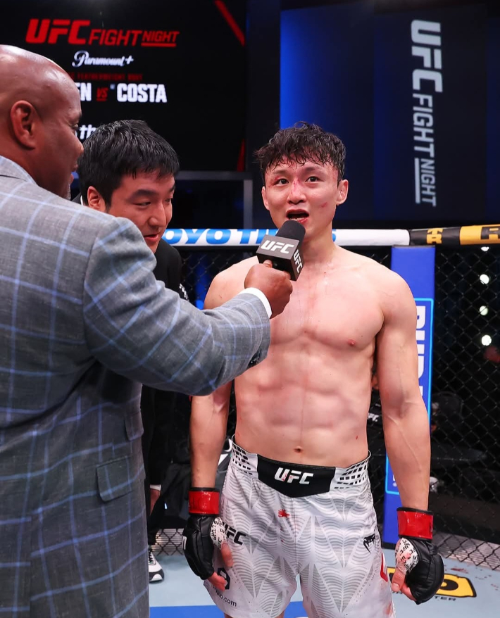 최두호(사진 맨 오른쪽)가 산토스전 직후 경기 소감을 전하고 있다. UFC SNS 사진 캡처