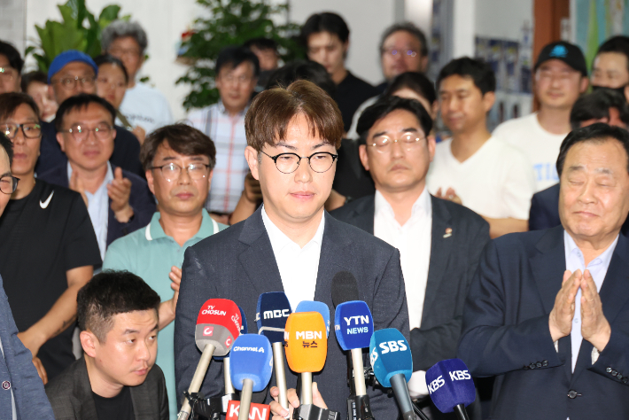 더불어민주당 하정우 부산 북갑 국회의원 보궐선거 후보가 4일 부산 북구 선거사무소에서 패배를 인정하는 입장을 밝히고 있다. 연합뉴스