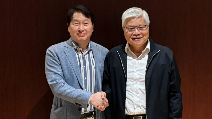 웨이저자(C.C. Wei) TSMC 회장(오른쪽)과 만난 최태원 SK그룹 회장(왼쪽). SK그룹 제공