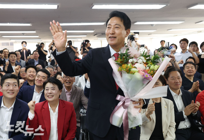 제9회전국동시지방선거에서 서울시장에 당선돼 서울시장 사상 첫 5선에 성공한 국민의힘 오세훈 서울시장 후보가 4일 서울 종로구 선거캠프에서 축하꽃다발을 들고 있다. 황진환 기자