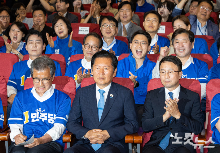 정청래 더불어민주당 대표를 비롯한 선대위 지도부가 3일 서울 여의도 국회 의원회관에 마련된 제9회 전국동시지방선거 및 국회의원 재보궐 선거 개표종합상황실에서 출구조사 결과를 지켜보고 있다. 윤창원 기자