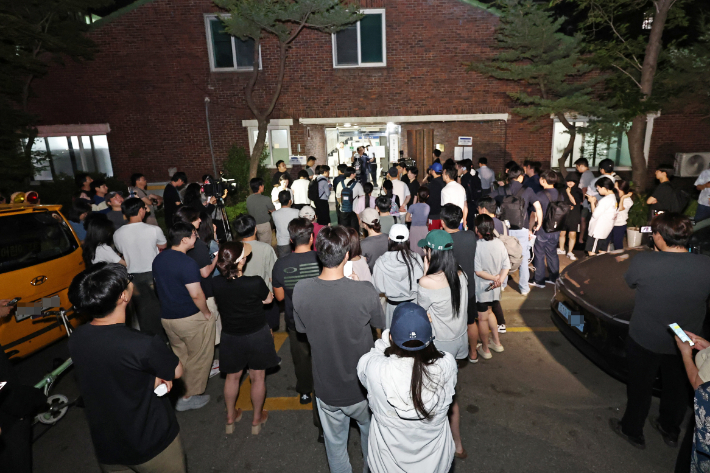 6·3 지방선거 본투표일인 지난 3일 투표용지 부족으로 투표시간이 오후 10시까지 연장된 서울 송파구 잠실7동 제2투표소 앞에 주민들이 모여 있는 모습. 연합뉴스