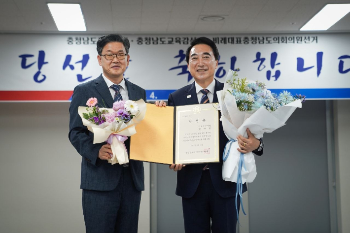 당선증 받은 박수현 충남지사 당선인. 캠프 제공