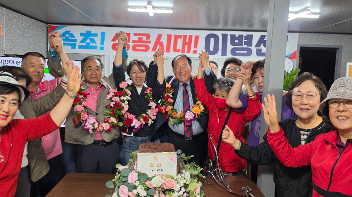 당선이 확정된 후 가족, 지지자들과 기쁨을 나누고 있는 국민의힘 이병선 속초시장 당선인. 이 당선인 측 제공