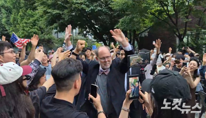 4일 오후 6시 30분쯤 '투표용지 부족 사태'가 발생한 서울 송파구 잠실7동 제2투표소 앞에 미국의 부정선거론자 더글러스 G.프랭크 박사가 시위대의 환호를 받으며 모습을 드러냈다. 송선교 기자