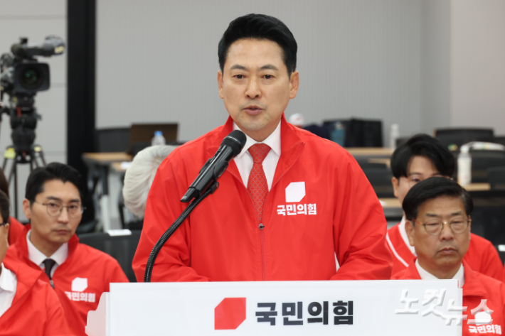장동혁 국민의힘 상임선거대책위원장이 3일 서울 여의도 중앙당사 개표상황실에서 투표용지 부족 사태와 관련한 긴급 현안 브리핑을 하고 있다. 윤창원 기자