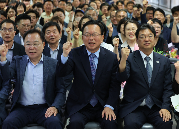  제9회 전국동시지방선거 대구시장 선거에서 낙선한 더불어민주당 김부겸 후보가 4일 대구 달서구 선거사무소에서 열린 캠프 해단식을 마치고 기념 촬영을 하고 있다. 연합뉴스