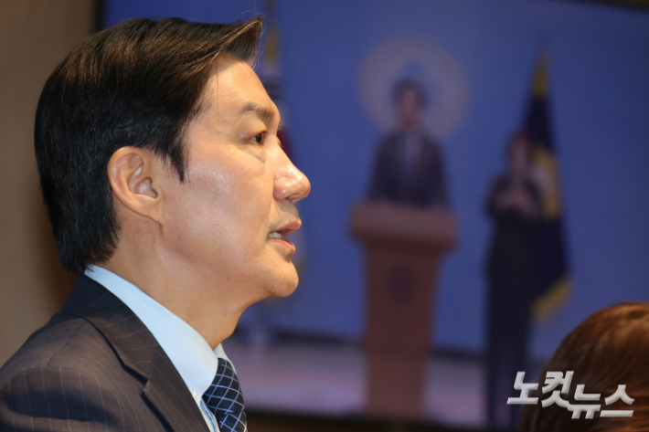 경기 평택을 국회의원 재선거에 출마한 조국혁신당 조국 후보가 20일 서울 여의도 국회 소통관에서 6.3 지방선거 현안 관련 기자회견을 하고 있다. 윤창원 기자