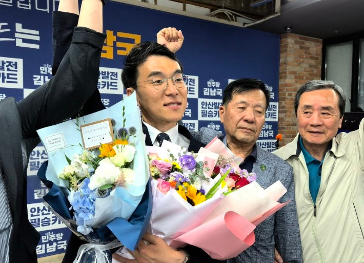  경기 안산갑 국회의원 보궐선거에서 승리한 더불어민주당 김남국 당선인이 경기도 안산 캠프 사무실에서 당선이 확정된 뒤 기뻐하고 있다. 연합뉴스
