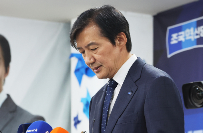 경기 평택을 국회의원 재선거에 출마한 조국혁신당 조국 후보가 지난 4일 경기도 평택시 선거사무소에서 선거 패배를 인정하는 모습. 연합뉴스