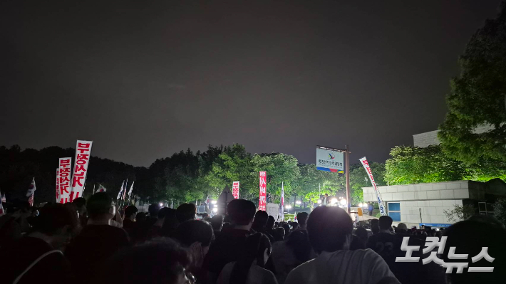 4일 새벽 경기도 과천시 중앙선거관리위원회 앞에서 유튜버 전한길씨 등 부정선거론자들이 나와 시위를 벌이고 있다. 김지은 기자
