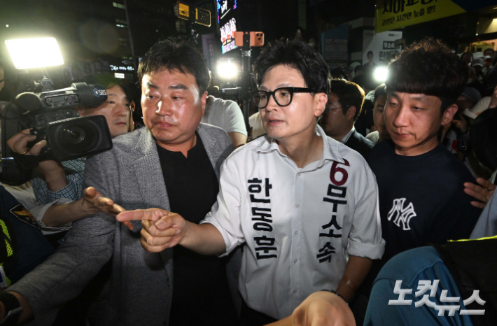 무소속 한동훈 부산 북갑 국회의원 보궐선거 당선인이 지난 4일 부산 북구 선거사무소에서 당선 확정 후 선거사무소를 나서며 지지자와 인사하는 모습. 부산=류영주 기자