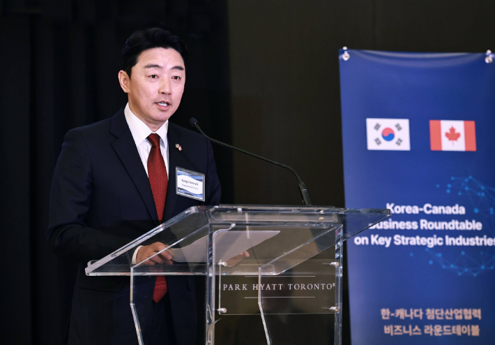이재명 대통령의 전략경제협력 특사 자격으로 캐나다를 찾은 강훈식 비서실장이 지난 1일(현지시간) 토론토 파크 하얏트 호텔에서 열린 한-캐 첨단산업협력 비즈니스 라운드테이블에서 발언하는 모습. 연합뉴스 