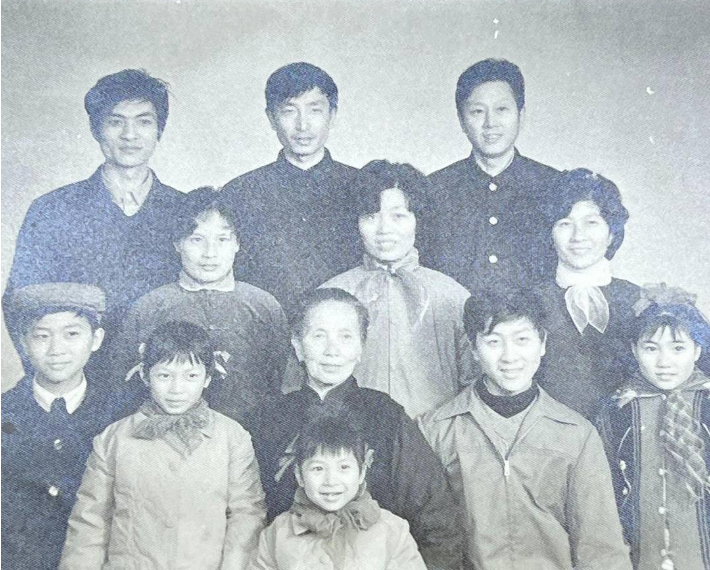 아내 왕구이추싸가 가족과 함께 찍어 뤄신윤씨에게 보낸 가족사진. 중국 쯔뉴신문(紫牛新闻) 제공