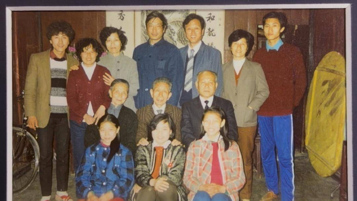 1988년 40년 만에 귀국해 가족사진을 찍은 뤄신윤씨(두번째 줄 가운데). 중국 쯔뉴신문(紫牛新闻) 제공