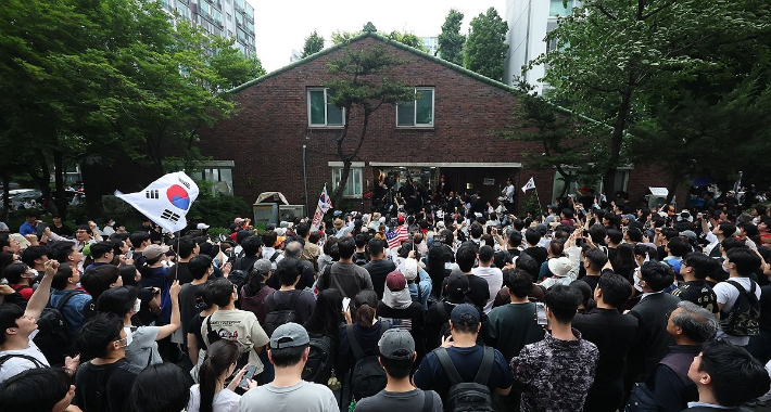 4일 제9회 전국동시지방선거 및 국회의원 재·보궐선거 투표용지 부족으로 투표 시간이 오후 10시까지 연장됐던 서울 송파구 잠실7동 제2투표소 앞에서 투표함 반출에 반대하는 시민들이 모여 구호를 외치고 있다. 연합뉴스