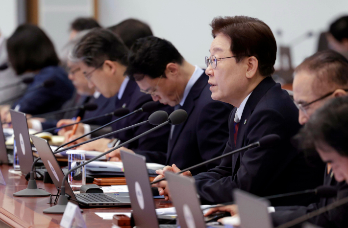 이재명 대통령이 4일 청와대에서 열린 수석보좌관회의에서 발언하고 있다. 연합뉴스