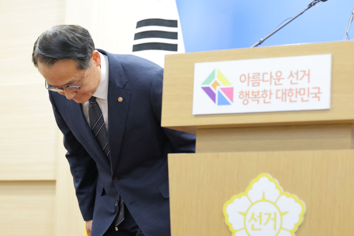 허철훈 중앙선거관리위원회 사무총장이 6·3 지방선거 본투표일인 지난 3일 경기 과천 중앙선관위에서 투표용지 부족 사태 관련 대국민 사과를 하는 모습. 연합뉴스