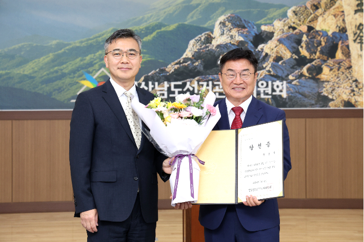 권순기 경남교육감 당선인(우측)이 4일 경남도선관위에서 당선증을 교부받았다. 경남교육청 제공