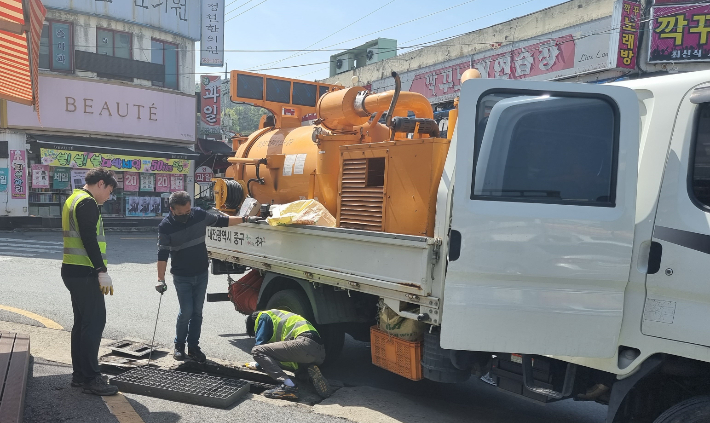 하수 시설물 정비. 대전 중구 제공