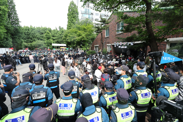 5일 서울 송파구 잠실7동 제2투표소 앞에서 투표함 반출에 반대하는 시민들이 경찰과 대치하고 있다. 연합뉴스