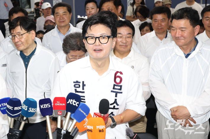 부산 북갑 국회의원 보궐선거 무소속 한동훈 후보가 4일 부산 북구 선거사무소에서 당선이 확실시된 후 소감을 밝히고 있다. 부산=류영주 기자