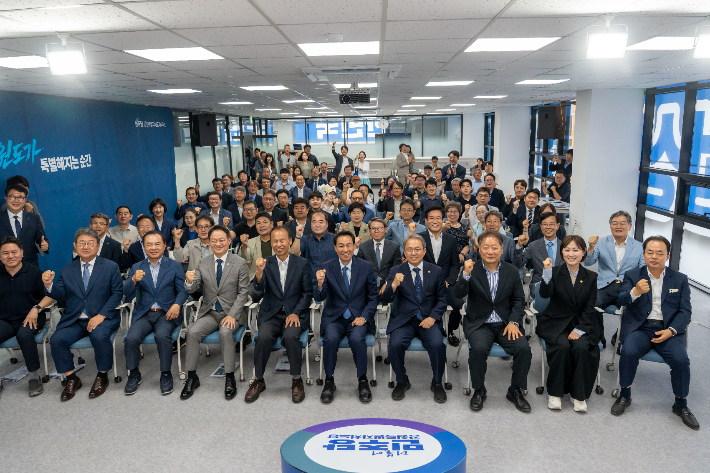 4일 우상호 강원지사 후보 선대위가 선거 승리를 자축하며 해단식을 진행했다. 우상호 후보 선대위 제공 