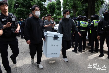 시위대 뚫고 옮겨지는 투표함