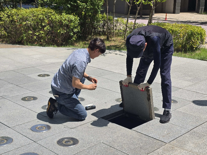수질검사 진행하는 보건환경연구원 연구원들. 광주광역시 제공