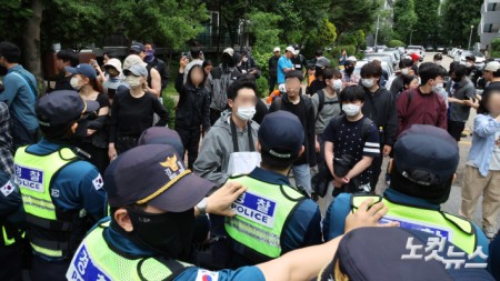경찰 병력 배치 항의하는 보수성향 시민들