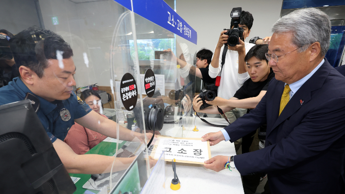 지난 5월 28일 오전 윤남식 5·18민주화운동유공자회장이 광주 서구 치평동 서부경찰서 민원실에 정용진 신세계그룹 회장을 5·18 특별법 위반 등 혐의로 처벌해달라는 내용의 고소장을 제출하고 있다. 연합뉴스