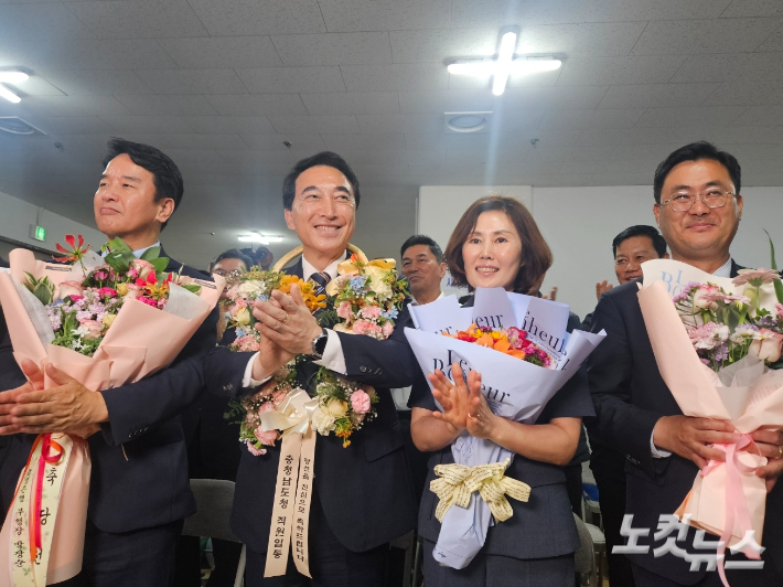 민주당 박수현 충남지사 당선인 (사진 왼쪽에서 두번째). 자료사진